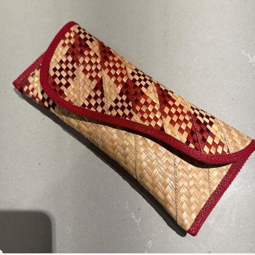 Eldena’s Handmade in Bahamas Woven straw raffia clutch